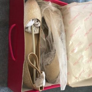 Never worn Dream Pairs gold glittery flats!